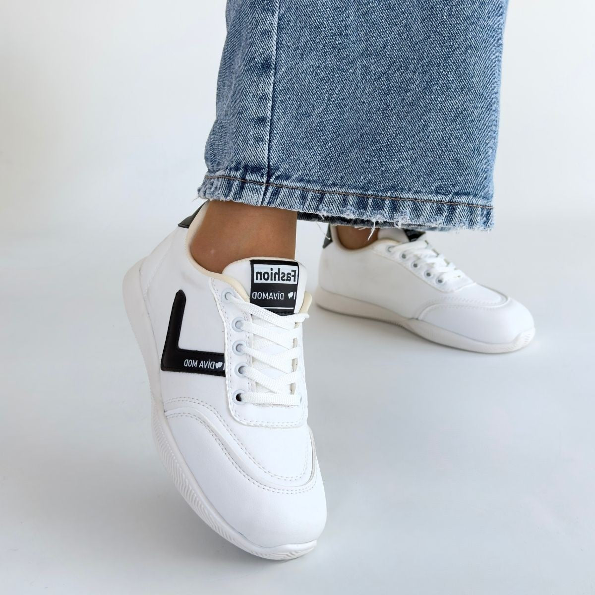 Jowen Beyaz Cilt Siyah Detaylı Bağcıklı Spor Ayakkabı