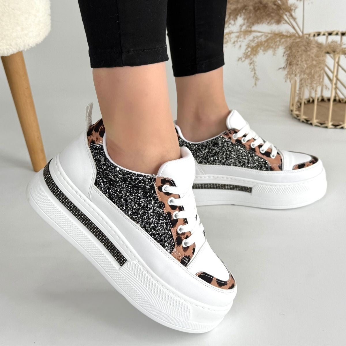 Lawin Beyaz Cilt Siyah Simli Bağcıklı Spor Ayakkabı