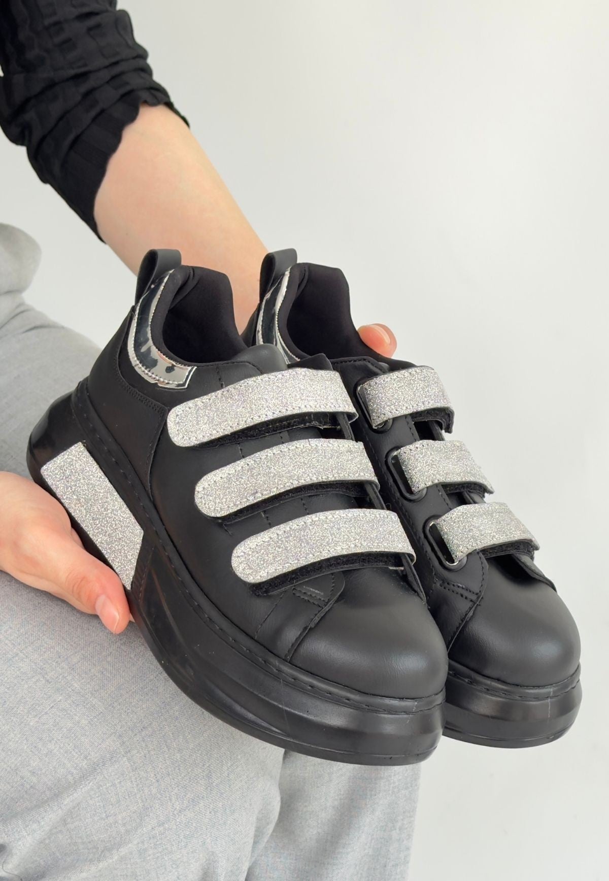 Elika Siyah Cilt Simli Cırt Cırtlı Spor Ayakkabı