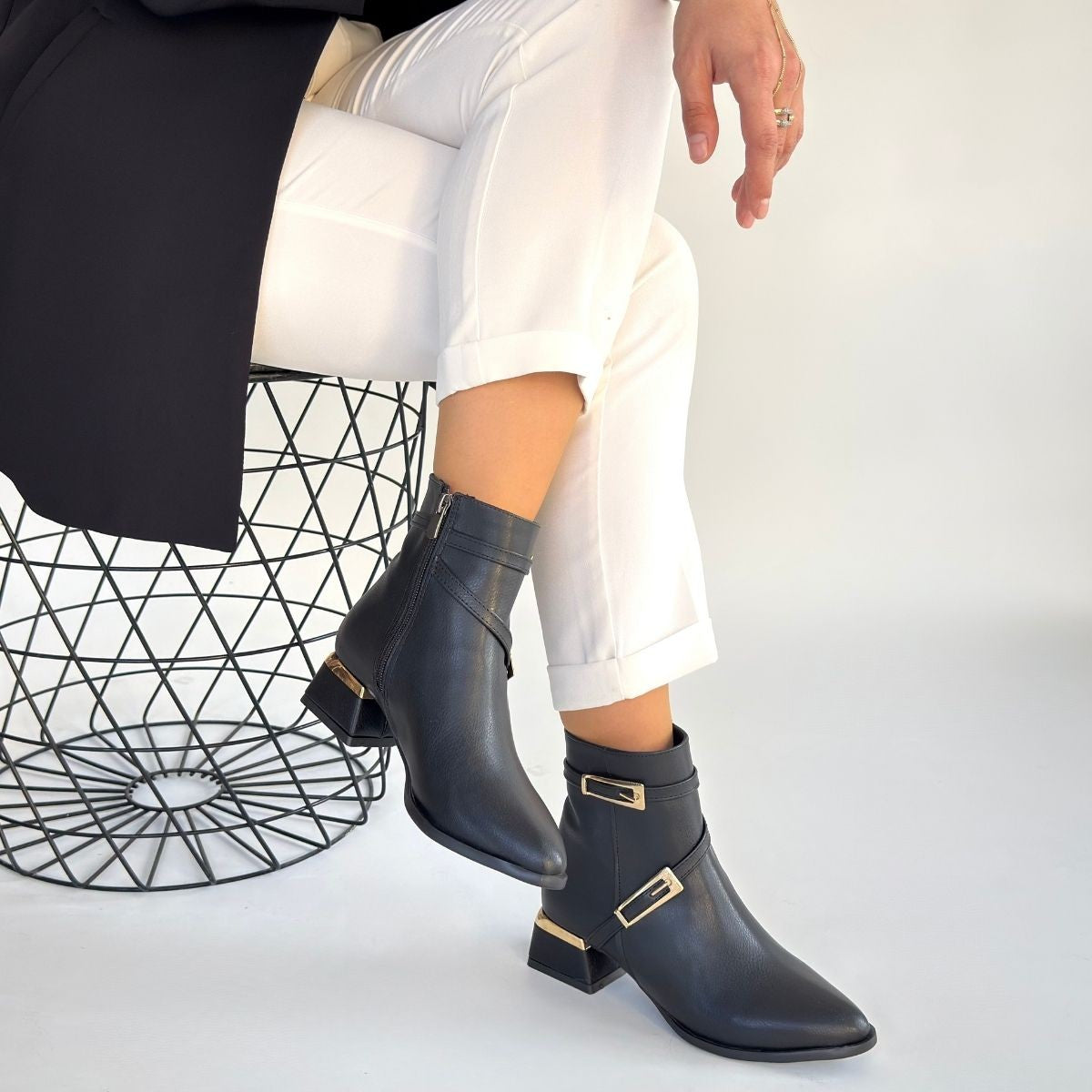 İnay Siyah Cilt Topuklu Bot