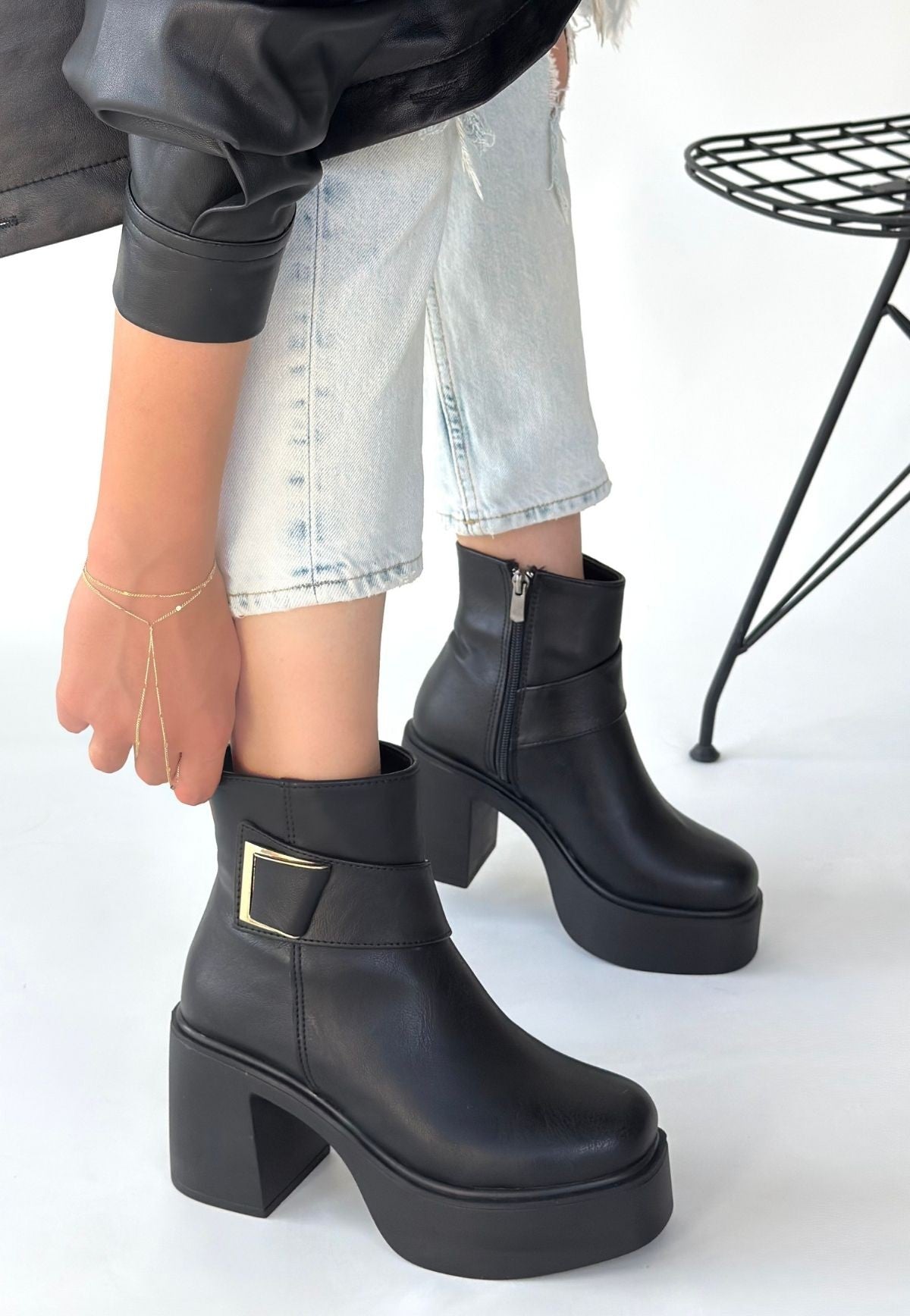 Lonji Siyah Cilt Topuklu Bot