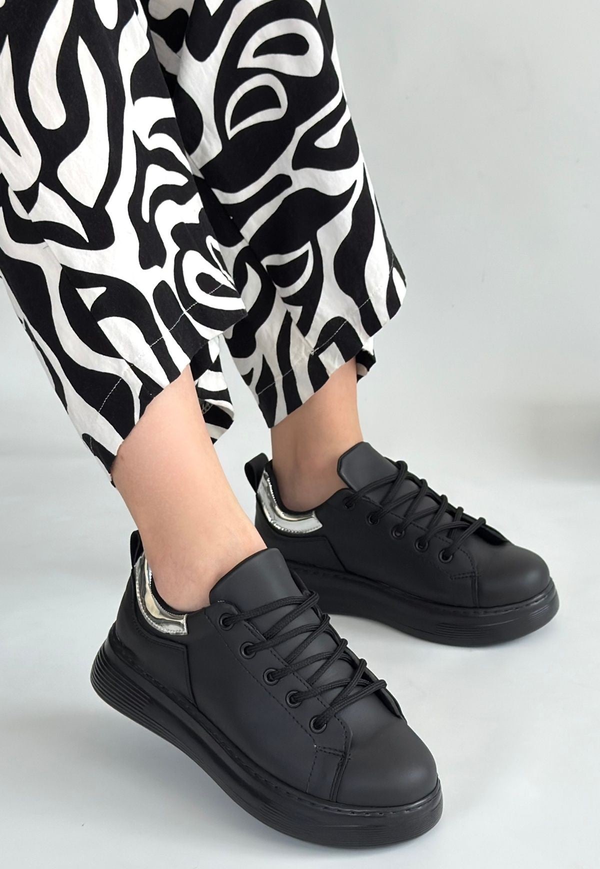 Sofio Siyah Cilt Bağcıklı Spor Ayakkabı