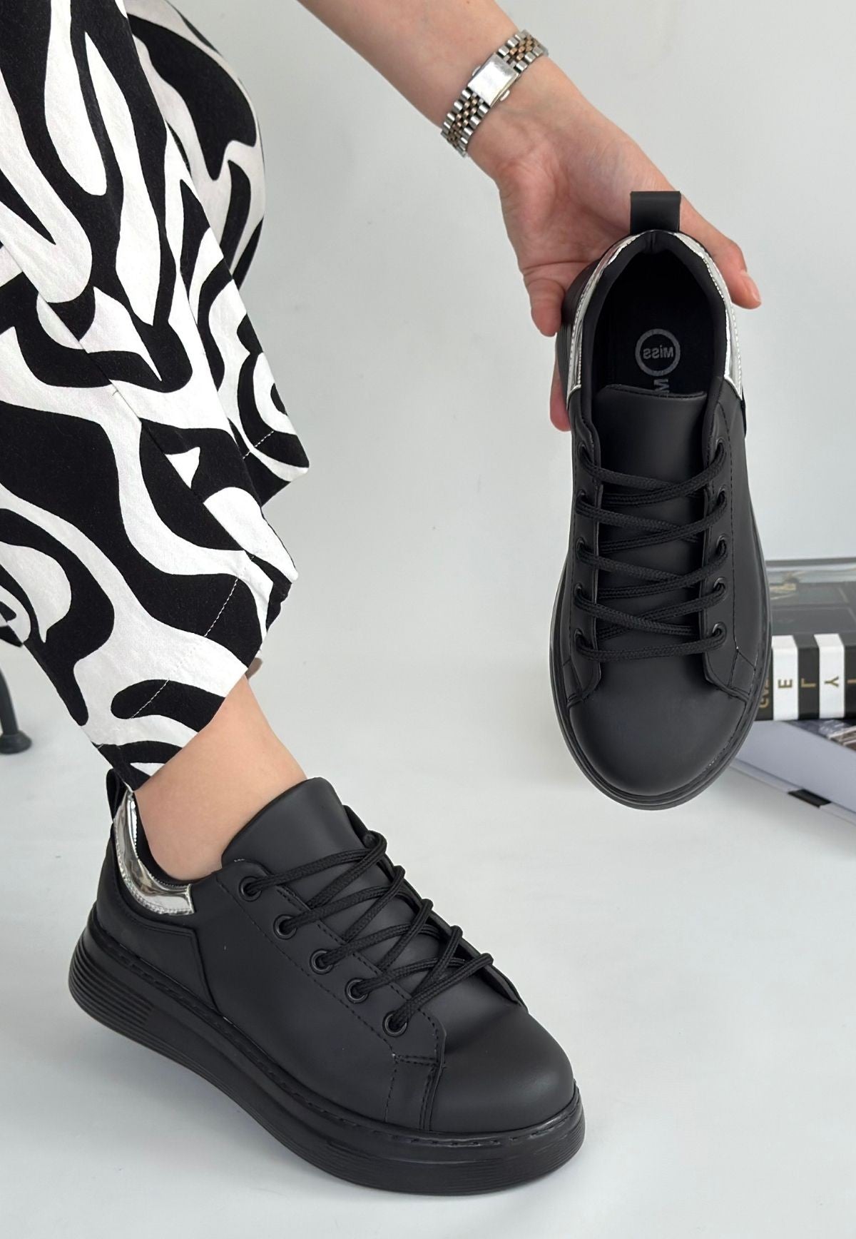 Sofio Siyah Cilt Bağcıklı Spor Ayakkabı