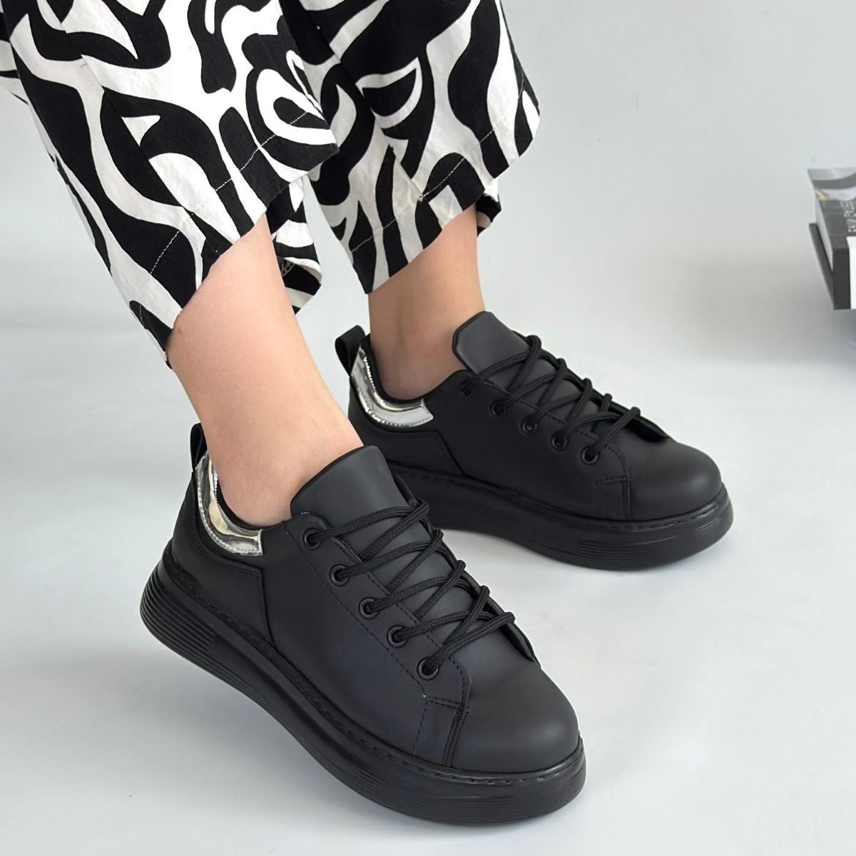 Sofio Siyah Cilt Bağcıklı Spor Ayakkabı