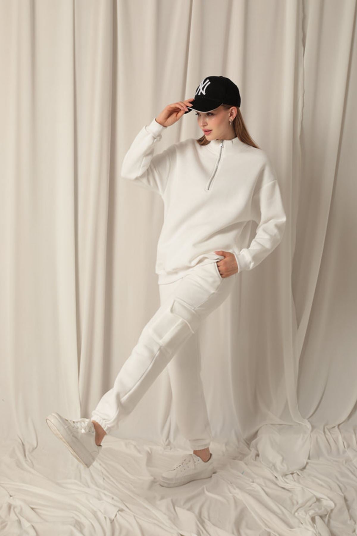 Üç İplik Dik Yaka Yarım Fermuarlı Kadın Ekru Sweat