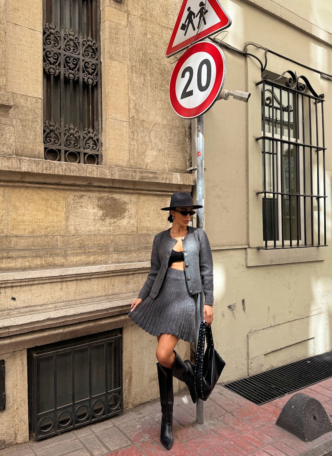 Bisiklet Yaka Hırka Ve Pile Detaylı Etek Triko Takım