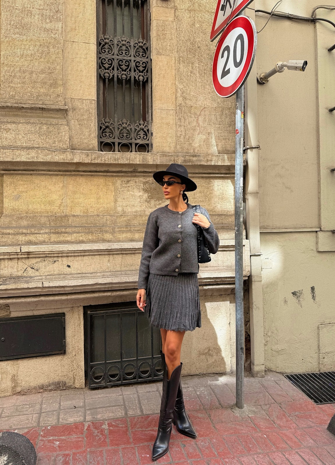 Bisiklet Yaka Hırka Ve Pile Detaylı Etek Triko Takım