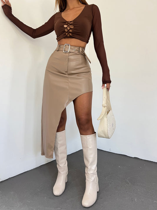 Derin Yırtmaç Detaylı Kemerli Suni Deri Etek