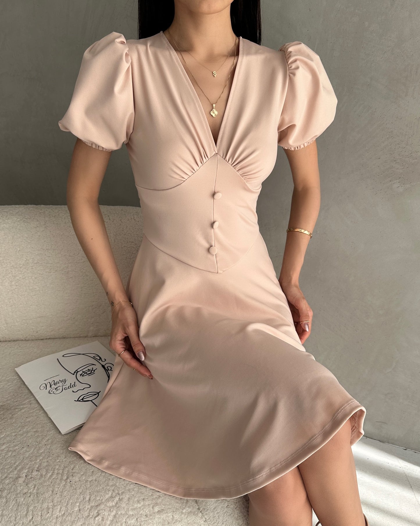 V Yaka Düğme Detaylı Karpuz Kol Crep Elbise