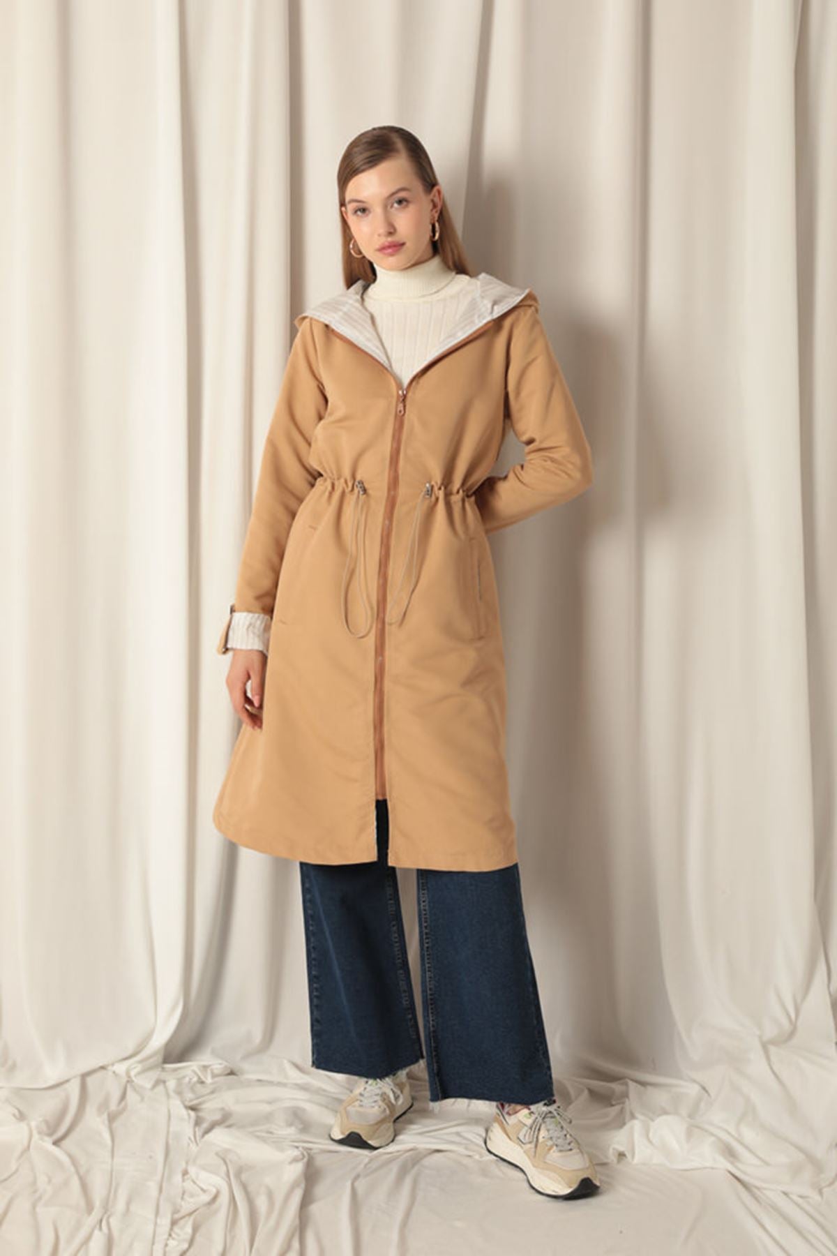 Torino Kumaş Çizgili Garnili Kapüşonlu Kadın Camel Yağmurluk